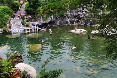 Hè này đi Đà Nẵng nhớ xõa hết mình ở suối nước khoáng Thần Tài